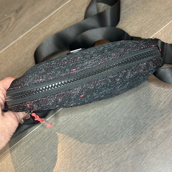 ZYIA Active Black Speckled Crossbody Bag - Picture 8 of 11